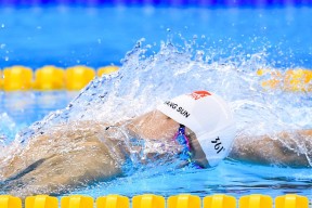 开云入口-库里慈善拍卖球衣所得全额捐赠，库里捐款总额